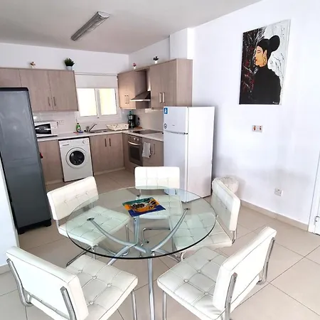 City Center: Your Urban Retreat- 100M To The Beach Larnaca Zewnętrze zdjęcie