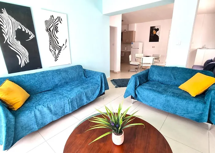 City Center: Your Urban Retreat- 100M To The Beach